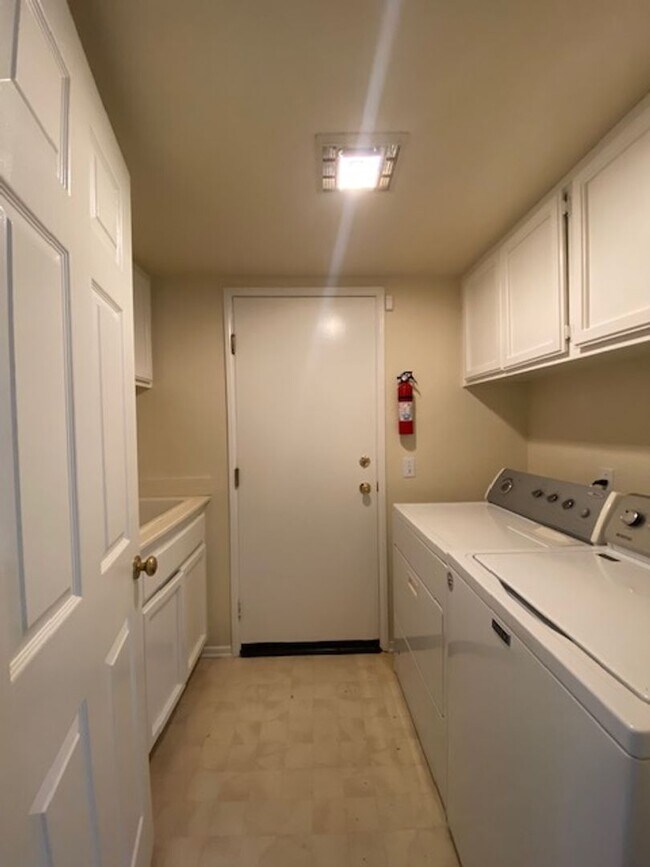 Building Photo - Moreno Valley 4 Bedroom Home Located in Sunnymead Ranch