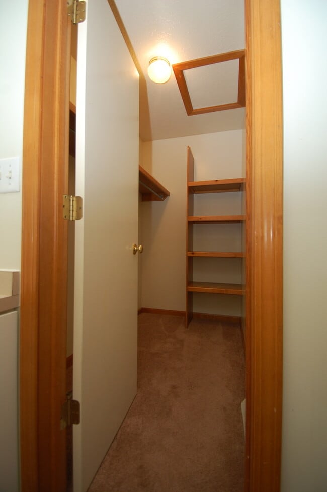 Building Photo - Recently Renovated 3-Bedoom Duplex for Ren...