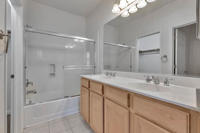 Building Photo - 2 bed 2 bath Condo!!