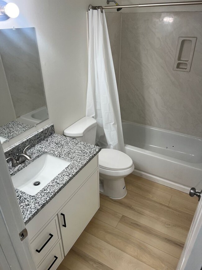 Building Photo - Luxury Two-Bedroom, Stainless Appliances, ...