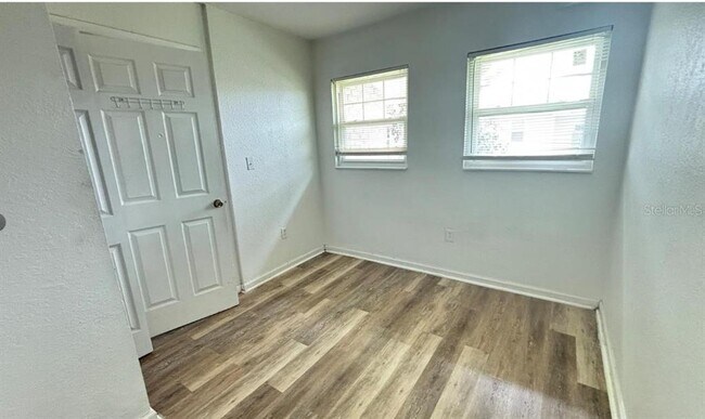 Building Photo - 860 Sky Lake Cir