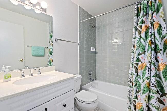 Building Photo - The perfect upstairs location down town Santa Barbara!