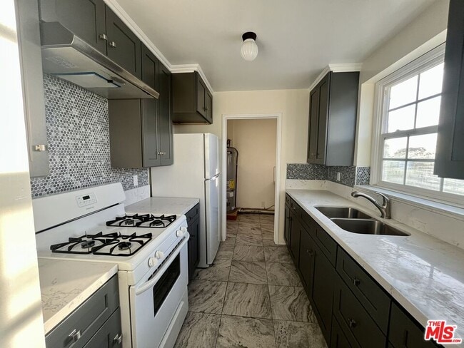 Building Photo - 5913 Overhill Dr