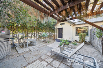 Building Photo - Modern 2-Bed, 2-Bath with a Huge Private Y...