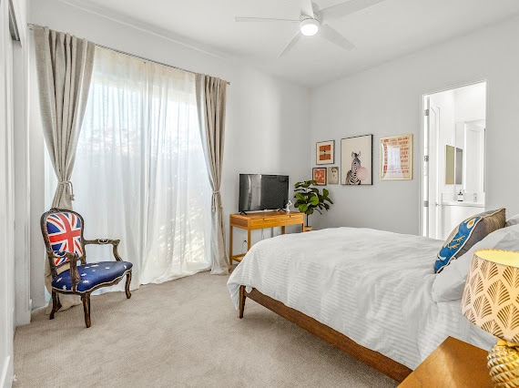 Guest bedroom 1 - 3345 Ambassador Dr
