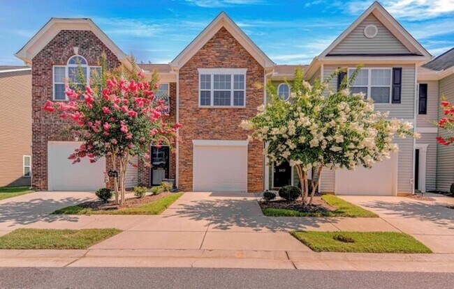 Building Photo - 3 Bedroom 2.5 Townhome available now