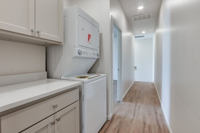 Building Photo - Urban living in Edmond