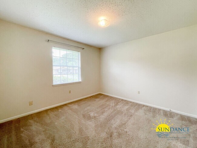 Building Photo - 11 Oak Ln