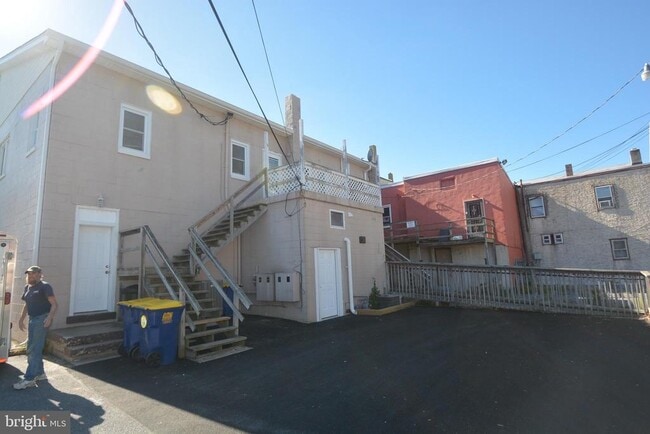 Building Photo - 16 S Main St