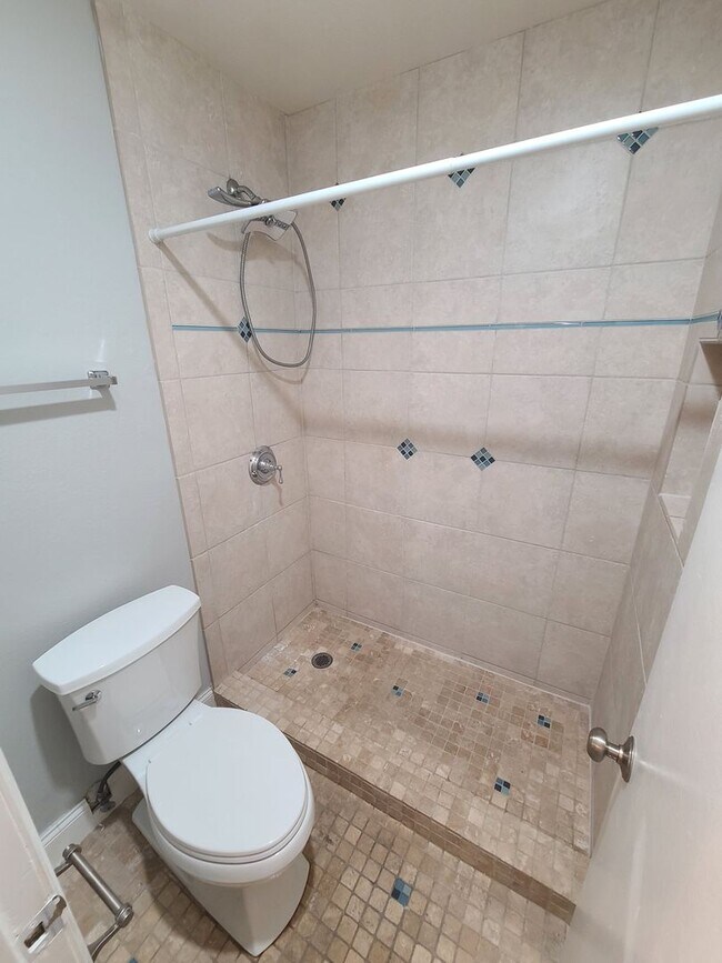Building Photo - Spacious and Comfortable - Large 1Bd/1Ba - Lots of Natural Light - Private Patio w/ Sun Screens