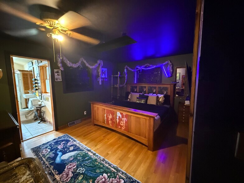 Building Photo - 32275 Center St