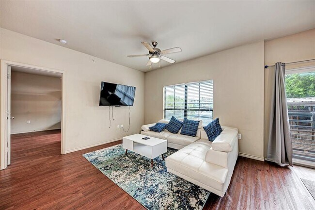 Building Photo - 5117 N Lamar Blvd