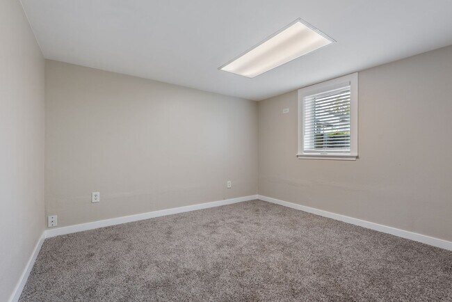 Building Photo - Spacious 5-bed, 2.5-bath home available in...