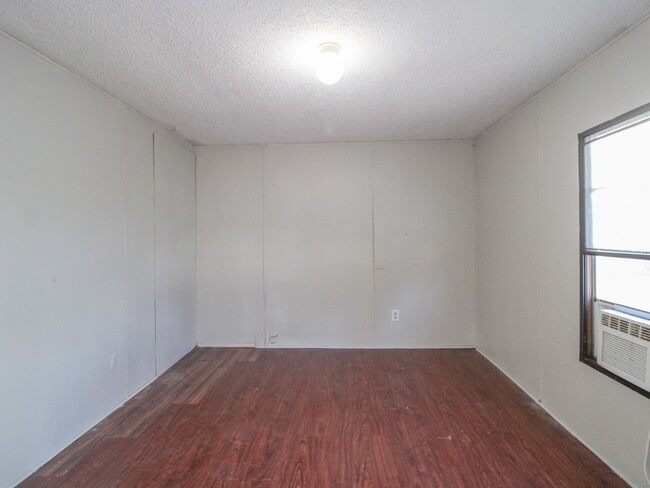 Building Photo - Close to downtown Pulaski!