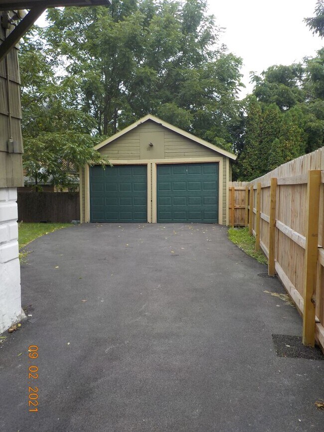Building Photo - Newly Renovated Bright 2nd Floor Flat - 6/...