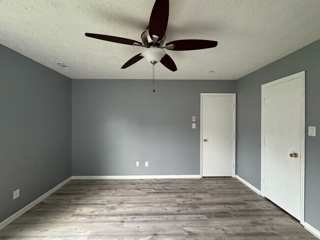 Building Photo - Charming 3 Bed 2 Bath Home with Fenced Yard