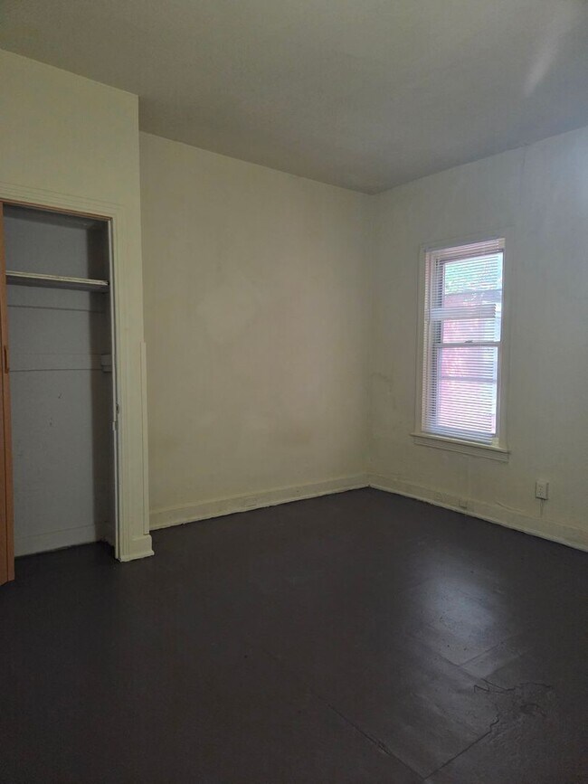 Building Photo - 459 Walnut St