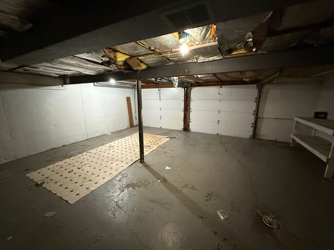 Building Photo - Beautiful 3BR 1BA Home w/ 2-Car Garage in Kansas City