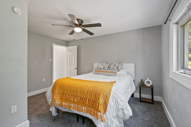 Building Photo - 3 Bedroom House in Southside - Off Street Parking and Central Air