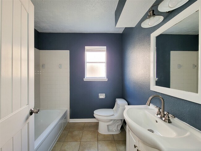 Building Photo - 409 S Travis
