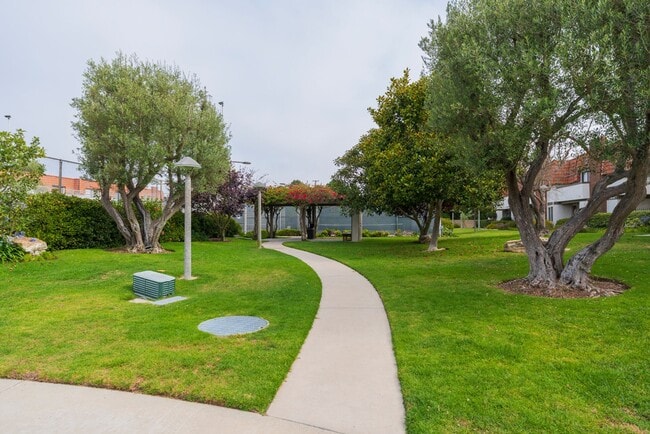 Building Photo - RPV Remodeled 2 bed 3 bath townhome in gat...