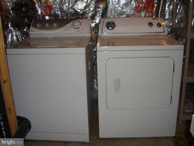 Building Photo - 9713 Klimt Ct