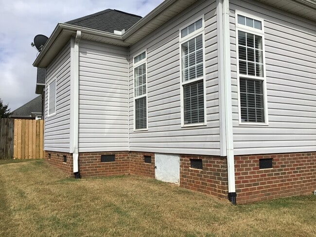 Building Photo - 303 Stallion Rd