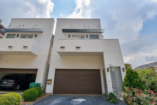 Building Photo - 1211 Rosine St