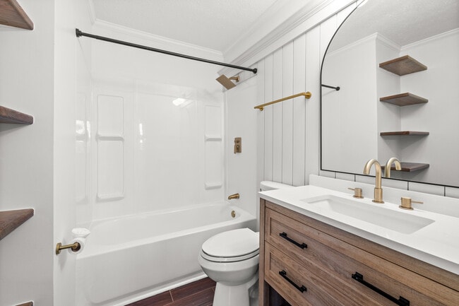 Building Photo - 351 Queens Way