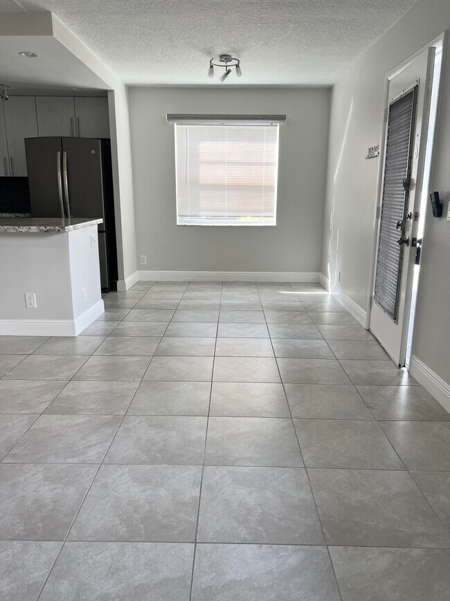 Building Photo - 150 Burgandy Way