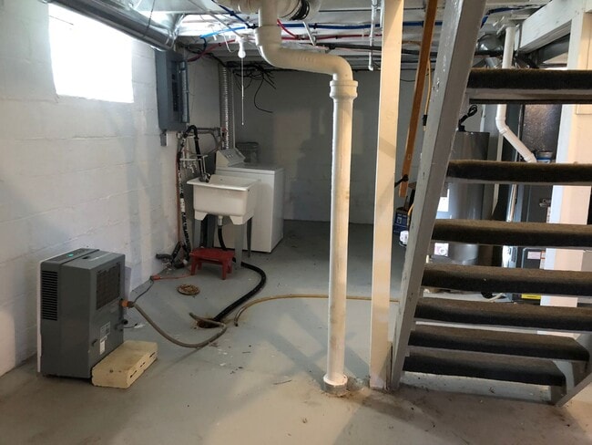 Building Photo - Awesome 2 bedroom 1 bath with basement, fe...