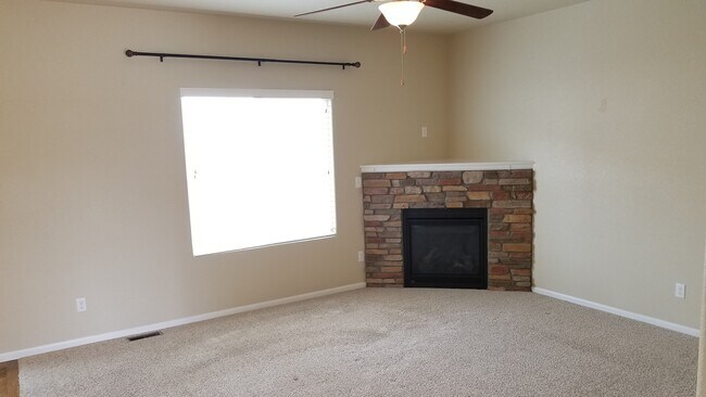 Building Photo - Beautiful 4/3/2 Fountain Valley Home Close...