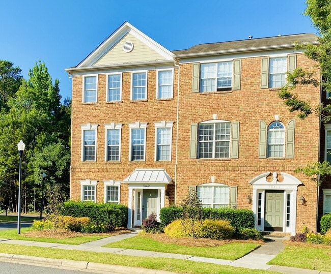 Building Photo - Heart of Ballantyne!  Beautiful End Unit Townhome. 2 Large Primary Suites Up & Flex Rm/3rd BR On ...