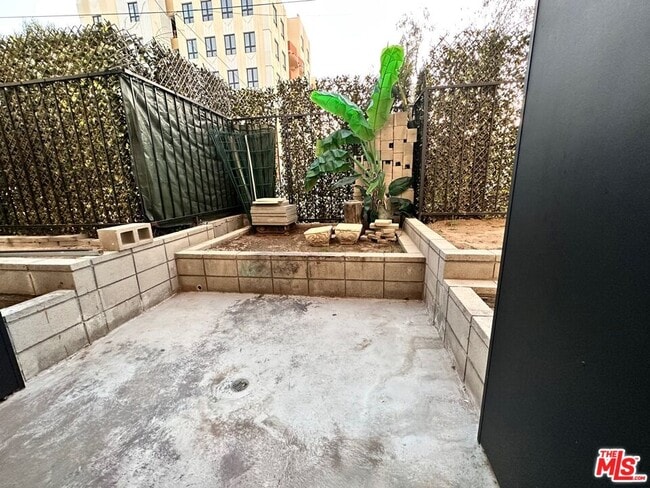 Building Photo - 1038 S Mariposa Ave