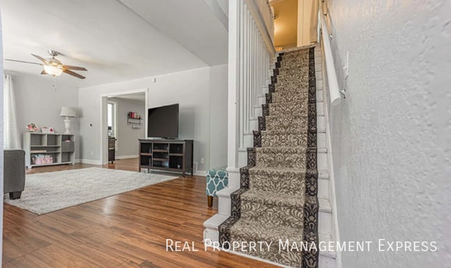 Building Photo - 807 W 13th St