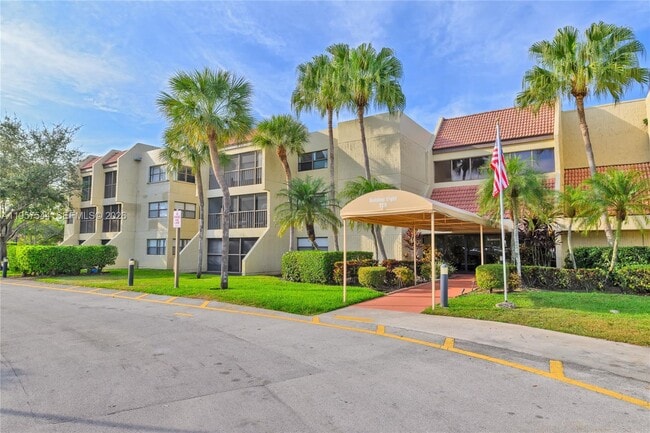 Building Photo - 220 Lakeview Dr