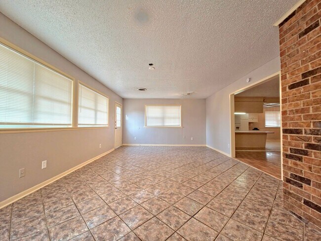 Building Photo - 4 Bedroom Home Near LCU with HUGE Bonus Room