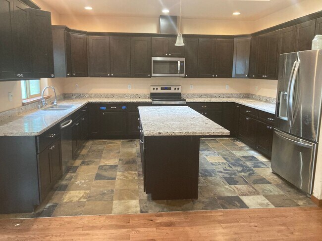 Building Photo - 4 Bedroom Home in Mountain Vista Community!