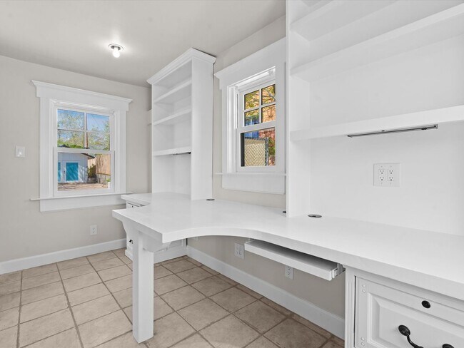 Building Photo - 2 bed, 1 bath with built in office near UNR