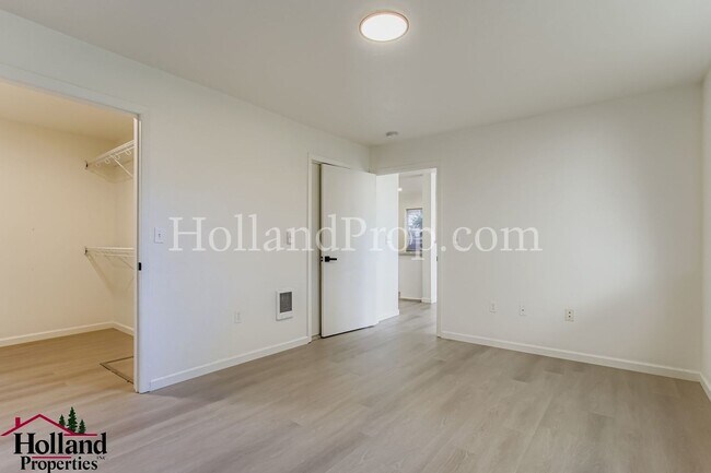 Building Photo - Fantastic 2 Bedrooms Condo in the Heart of...