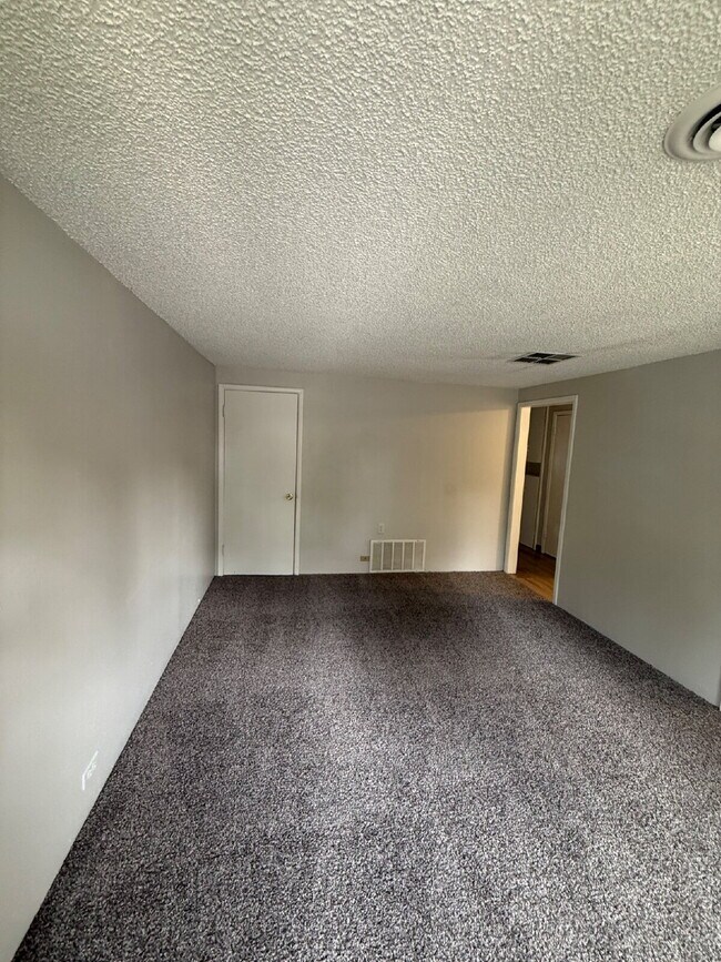 Building Photo - "Chic 2-Bed Haven in Englewood – Modern Comfort on South Fox St!"