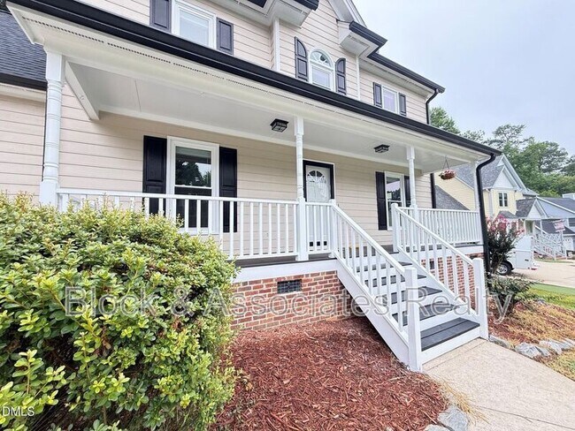 Building Photo - 401 Holly Berry Ln