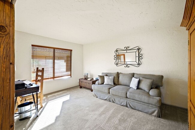 Building Photo - Spacious Two Bedroom Condo in Gated Commun...