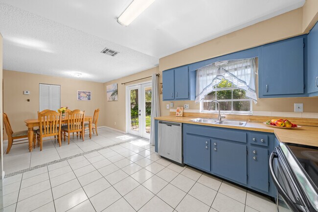 Building Photo - 2147 Sandalwood Dr