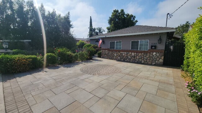 Primary Photo - 15358 Leadwell St