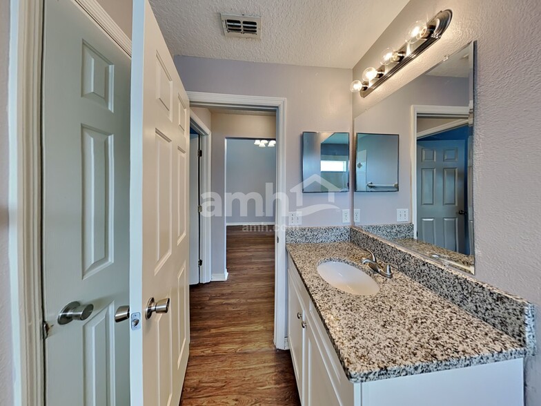 Building Photo - 204 Silver Palms Cir