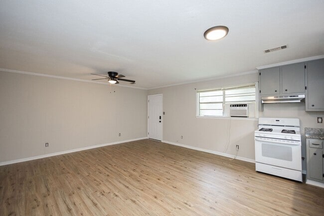 Building Photo - 1011 W Slaton Ave
