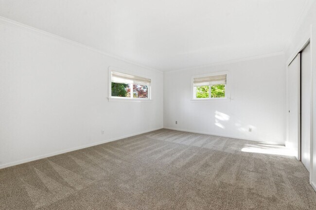 Building Photo - Spacious 2 Bed, 2 Bath Home