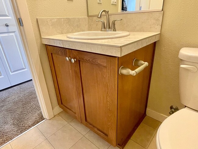 Building Photo - Villebois Townhome with Access to the Sparrow Creek Community Center