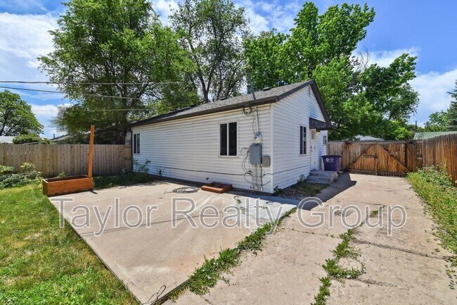 Building Photo - 1252 Xanthia St